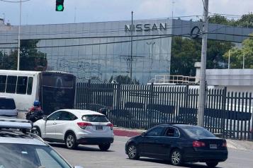 A revisi&oacute;n autos de Nissan; Profeco alerta falla en luces y frenos