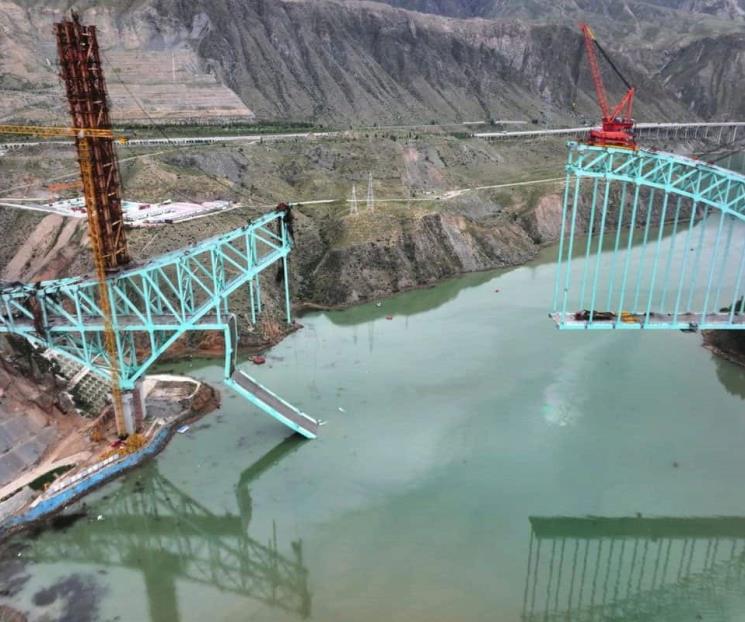 Deja derrumbe de un puente en China al menos 12 trabajadores muertos