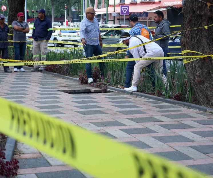 Mujer cae en socavón en alcaldía Gustavo A Madero Mujer cae en socavón en alcaldía Gustavo A Madero