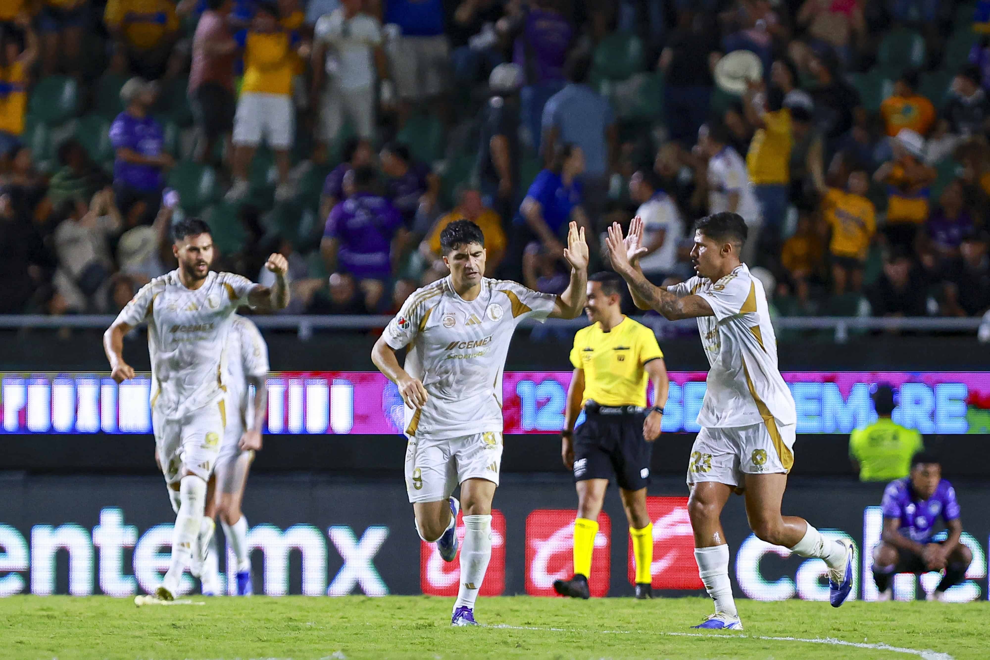 Nicolás Ibáñez hace el 2-2.