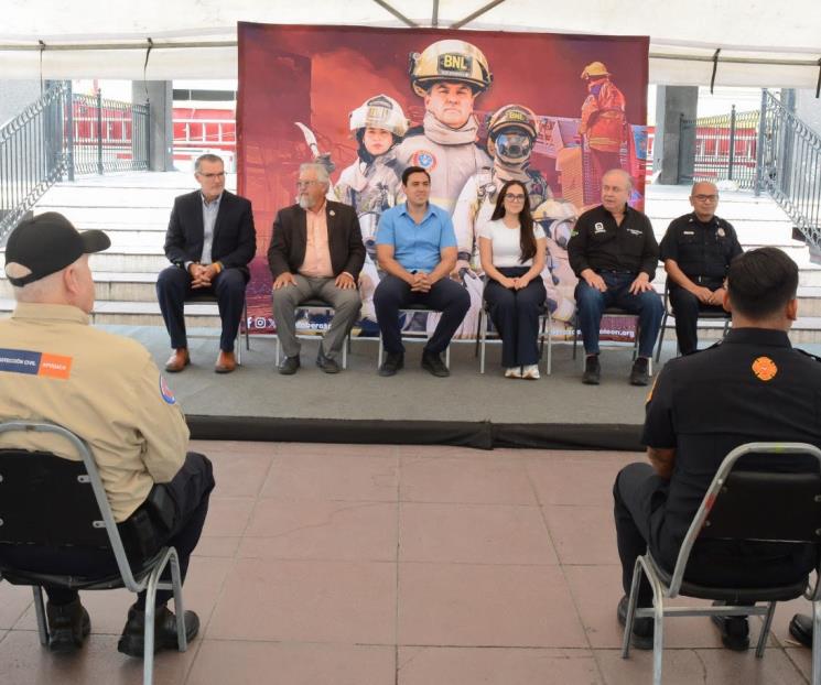 Reconoce César Garza labor de los bomberos de Apodaca Reconoce César Garza labor de los bomberos de Apodaca