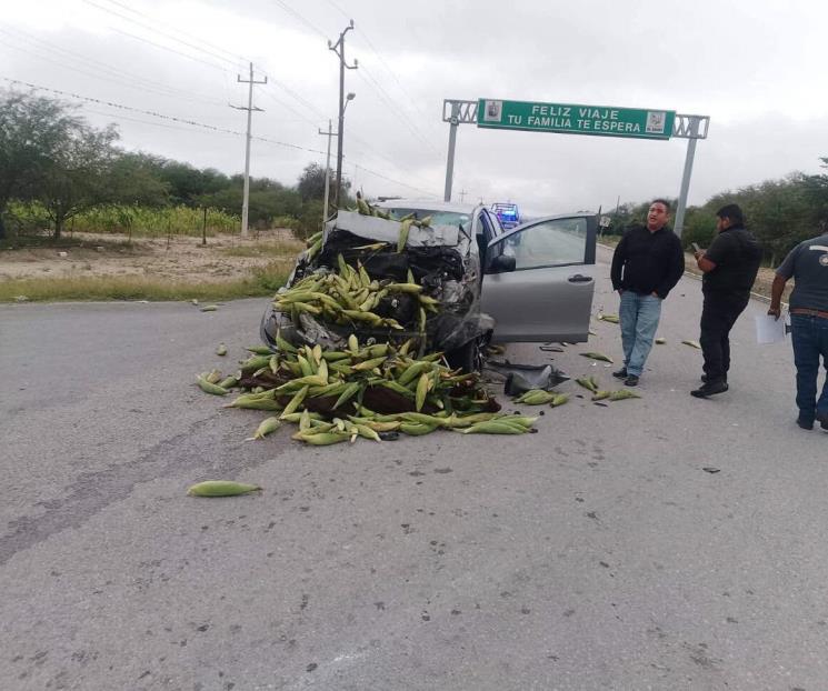 Choca contra camioneta repleta de elotes Choca contra camioneta repleta de elotes
