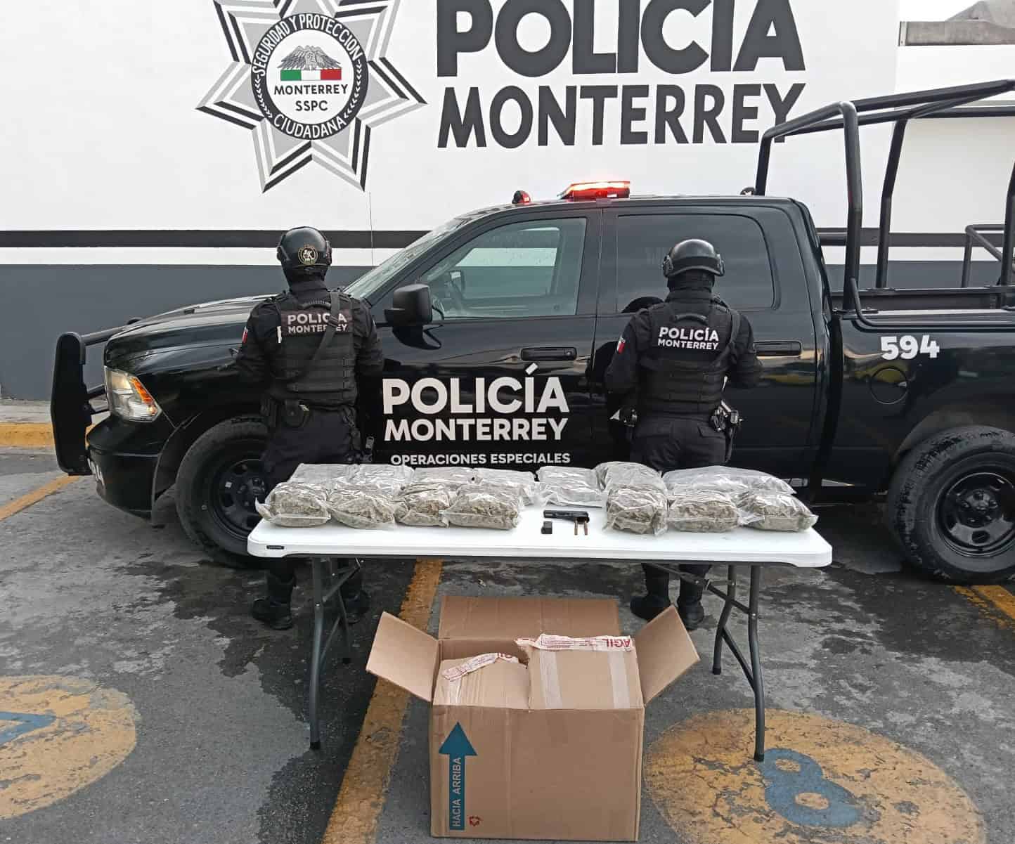 Oficiales de la Policía de Monterrey localizaron 15 paquetes de plástico con hierba verde similar a la mariguana y un arma de fuego, que estaban al interior de un vehículo que participó en un percance vial, en la colonia Martínez.