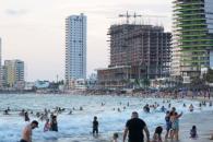 Rescatan a ocho turistas en playas de Mazatlán