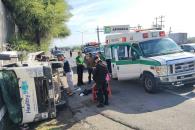 Impacta barda de aeropuerto y se vuelca