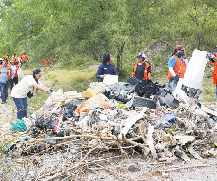 Recolectan 15.5 toneladas de residuos en el Río Santa Catarina Recolectan 15.5 toneladas de residuos en el Río Santa Catarina