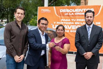 Entrega Félix Arratia automóvil a ganadora del Sorteo Predial 2025