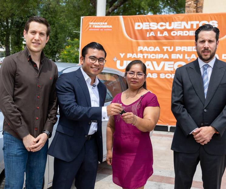 Entrega Félix Arratia automóvil a ganadora del Sorteo Predial 2025