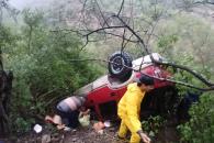 Cae camioneta a barranco; hay 5 lesionados Cae camioneta a barranco; hay 5 lesionados