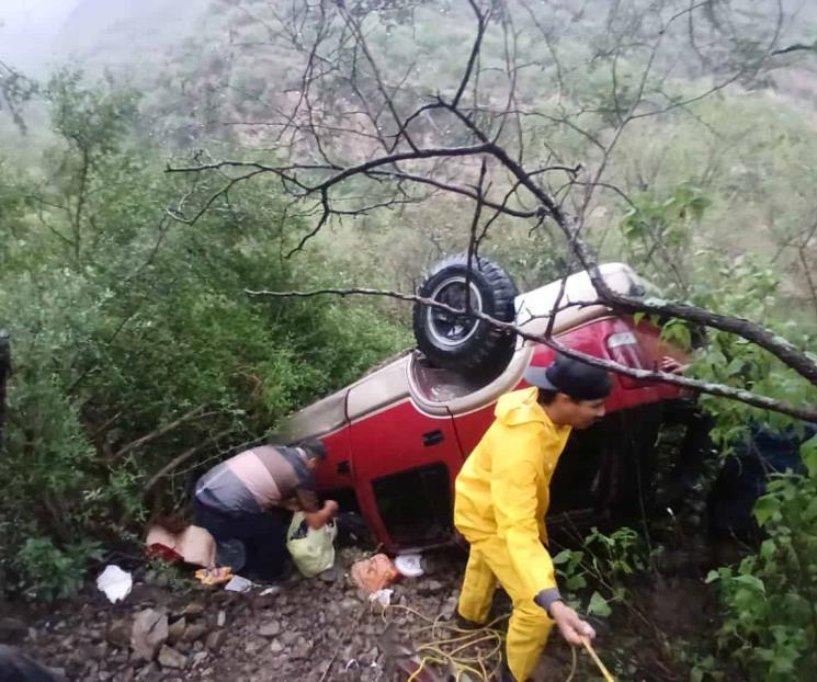 Cae camioneta a barranco; hay 5 lesionados Cae camioneta a barranco; hay 5 lesionados