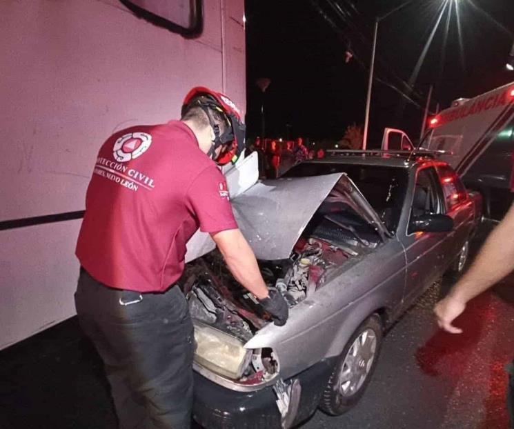Impacta auto contra camión Impacta auto contra camión