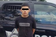 Agrede a policía y lo detienen Agrede a policía y lo detienen