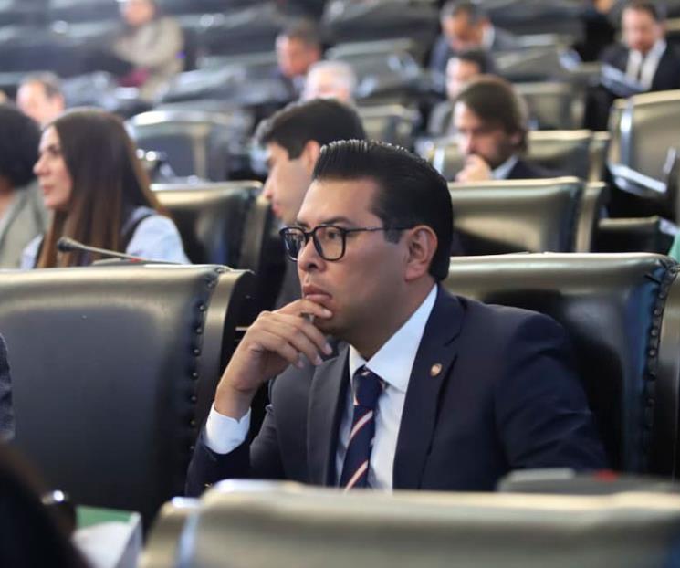 Renuncia N&eacute;stor Camarillo al PRI en el Senado