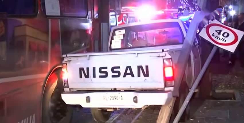 Un chofer de una unidad oficial del Congreso del Estado de Nuevo León, provocó un fuerte accidente, al pasarse el señalamiento de alto y termino siendo impactado por un camión urbano en el centro de la ciudad.