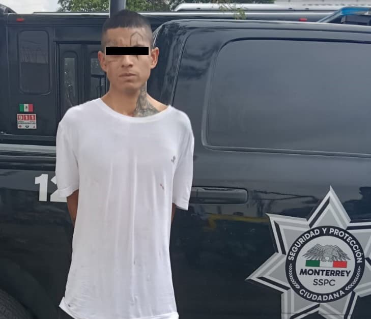 Tras una discusión en la vía pública, dos jóvenes fueron detenidos por oficiales de la Policía de Monterrey, al presuntamente encontrarles 21 bolsas con una sustancia sólida con las características a la droga tipo cristal y una radiofrecuencia, en la colonia Industrial.