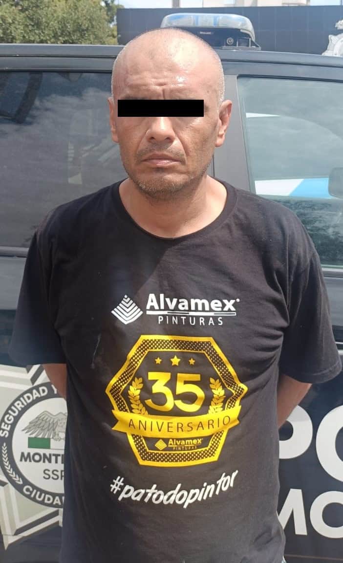 Un hombre fue detenido por oficiales de la Policía de Monterrey, al estar a bordo de un taxi amarillo con blanco con reporte de robo, mismo que fue ubicado estacionado a las afueras de un domicilio, en el centro de la ciudad.