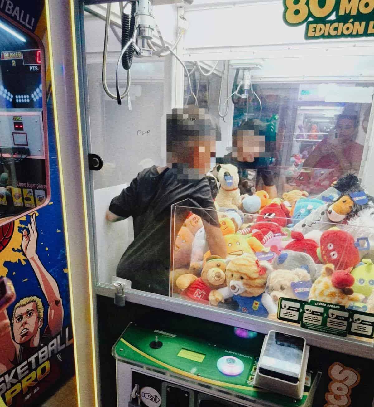 Un rescate inusual fue el que realizaron elementos de Protección Civil de Santa Catarina, al reportarse el caso de un niño atrapado en una maquinita de "Muñelocos", ubicada en un centro comercial.