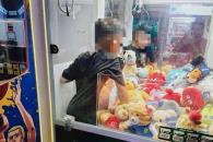 Rescatan a ni&ntilde;o dentro de m&aacute;quina de mu&ntilde;ecos