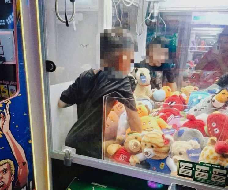 Rescatan a niño dentro de máquina de muñecos Rescatan a niño dentro de máquina de muñecos