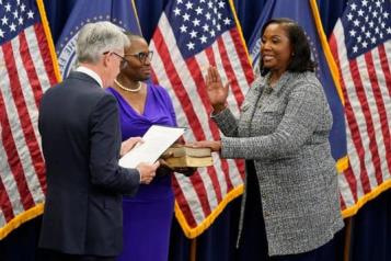 Demanda a Trump Gobernadora de la Fed Lisa Cook