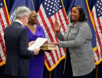 Demanda a Trump Gobernadora de la Fed Lisa Cook
