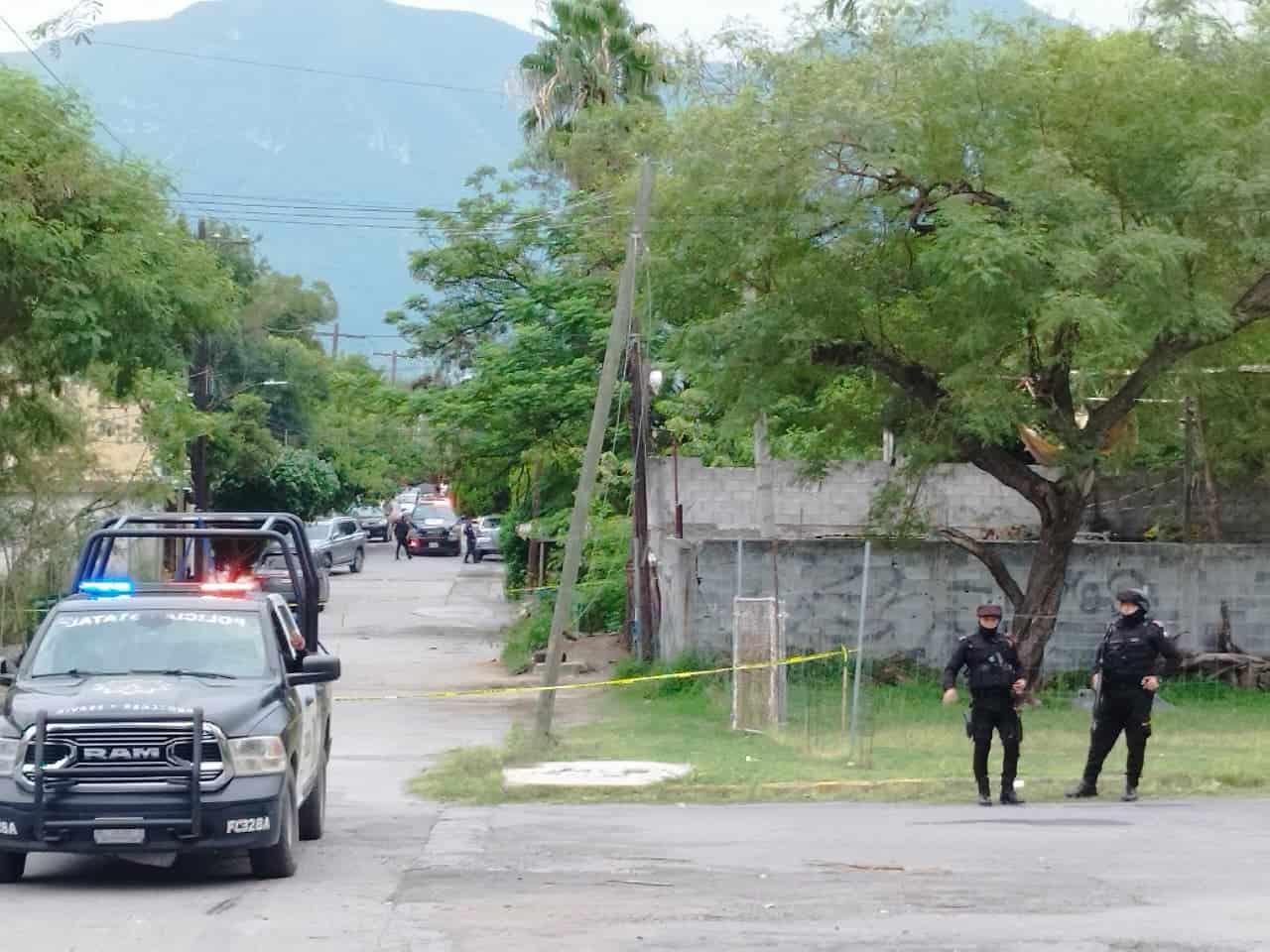 Cuando iban al rescate de una mujer que era amagada por su hijo, un elemento de la policía de Guadalupe resultó herido de bala, al igual que el agresor, quien quedó detenido.