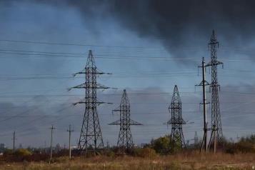 Ataques rusos dejan 100.000 hogares sin luz en Ucrania