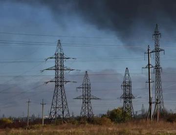 Ataques rusos dejan 100.000 hogares sin luz en Ucrania