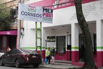 Suspenden envíos postales y paqueterías al país vecino