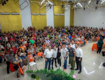Entregan útiles escolares integrantes del equipo San Nicolás de MC
