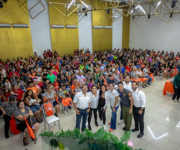 Entregan útiles escolares integrantes del equipo San Nicolás de MC