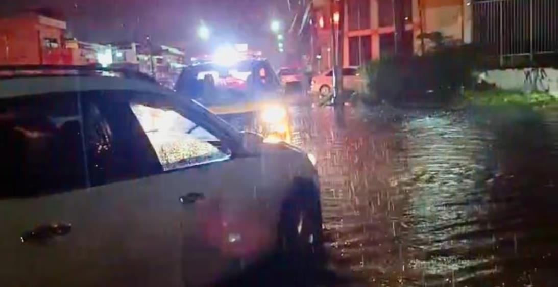 Tras lluvias, rescatan a 2 mujeres en Culiacán Tras lluvias, rescatan a 2 mujeres en Culiacán