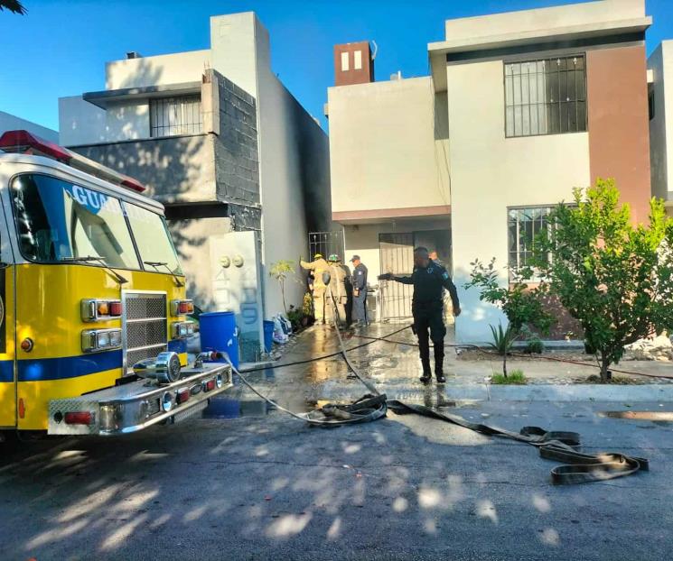 Salva policía a familia de incendio Salva policía a familia de incendio