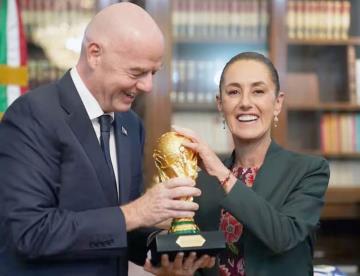 Lleva Infantino la Copa del Mundo a Sheinbaum
