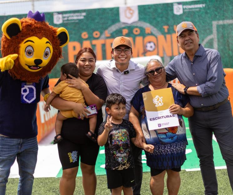 Entregan en Juárez escrituras a 38 familias