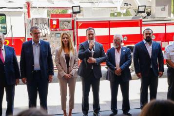 Entrega Adrián apoyo económico a Bomberos de Nuevo León