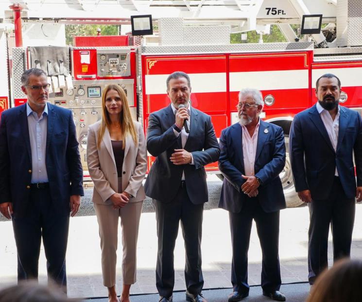 Entrega Adrián apoyo económico a Bomberos de Nuevo León Entrega Adrián apoyo económico a Bomberos de Nuevo León