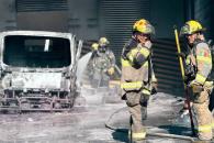 Acaba fuego con vehículo de carga Acaba fuego con vehículo de carga