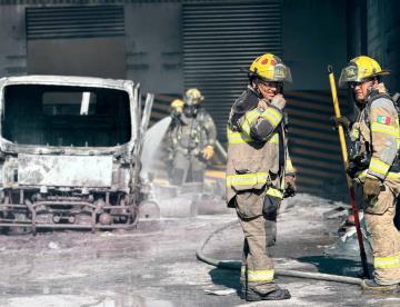 Acaba fuego con vehículo de carga