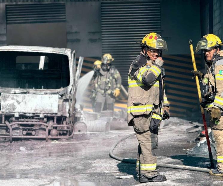 Acaba fuego con vehículo de carga