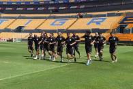 Entrenan leyendas de Tigres en el Estadio Universitario 