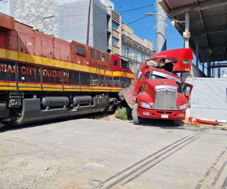 Choca tren contra tráiler Choca tren contra tráiler