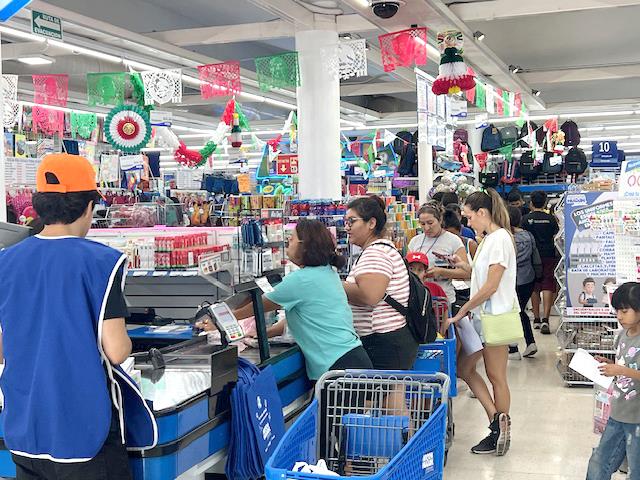 Abarrotan regios tiendas en busca de &uacute;tiles escolares