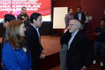 Signan acuerdo económico