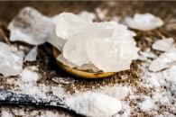 Cómo usar la piedra de alumbre en el cabello