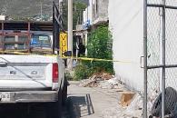 Localizan a hombre muerto semidesnudo frente a un domicilio