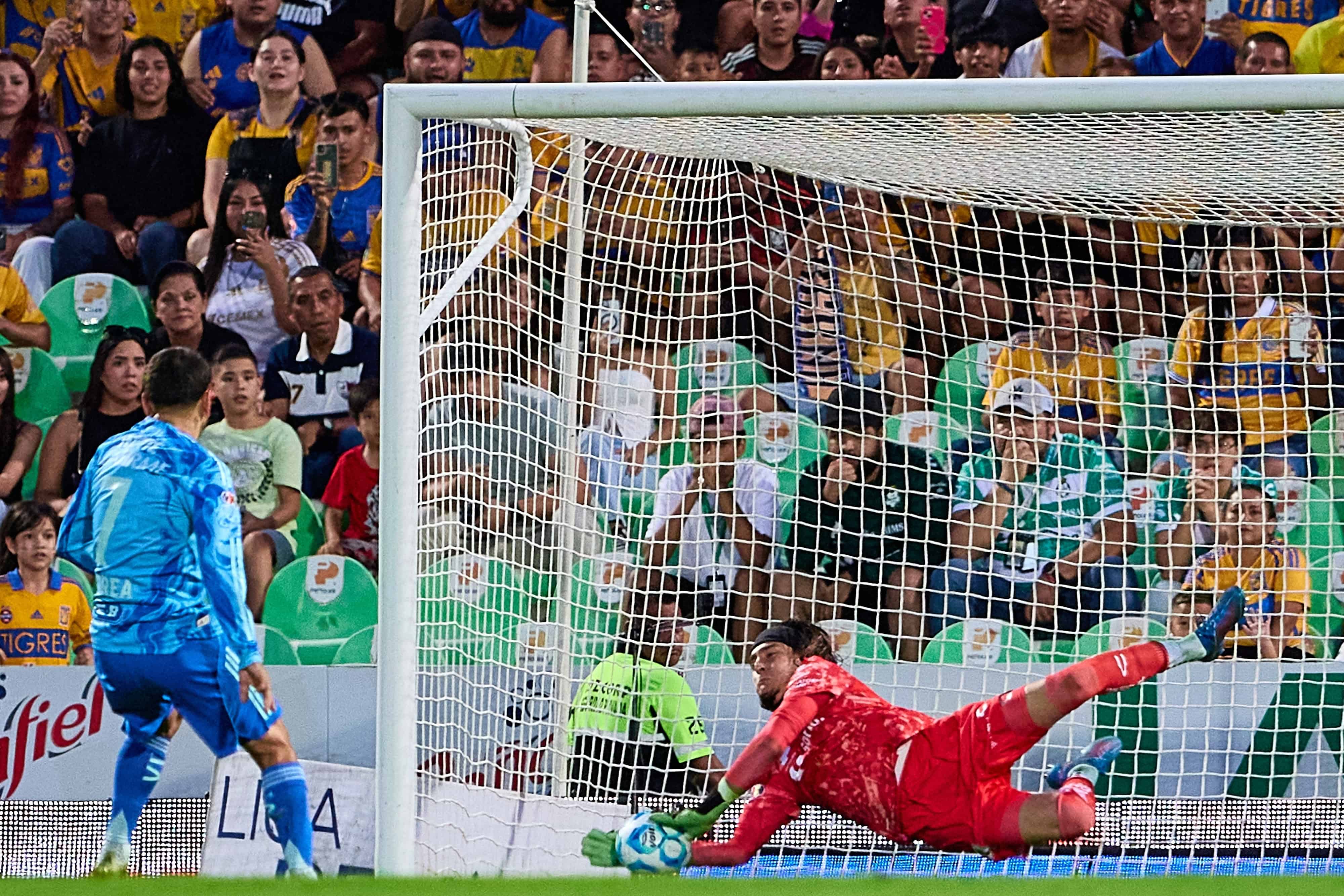 Ángel Correa falla un penal.