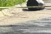 Encuentran cuerpo emplayado dentro de bote frente a un colegio