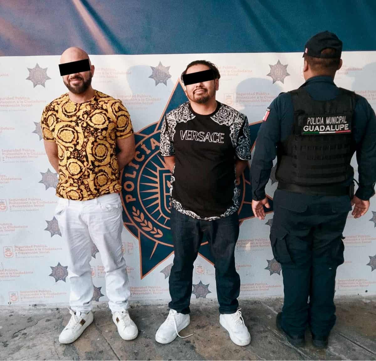 La reacción inmediata de la unidad de inteligencia de monitoreo táctica del C4 de Guadalupe permitió la detención de dos hombres señalados como responsables de lesionar con arma blanca a un joven en una fila en una plaza comercial, en el Fraccionamiento Azteca.