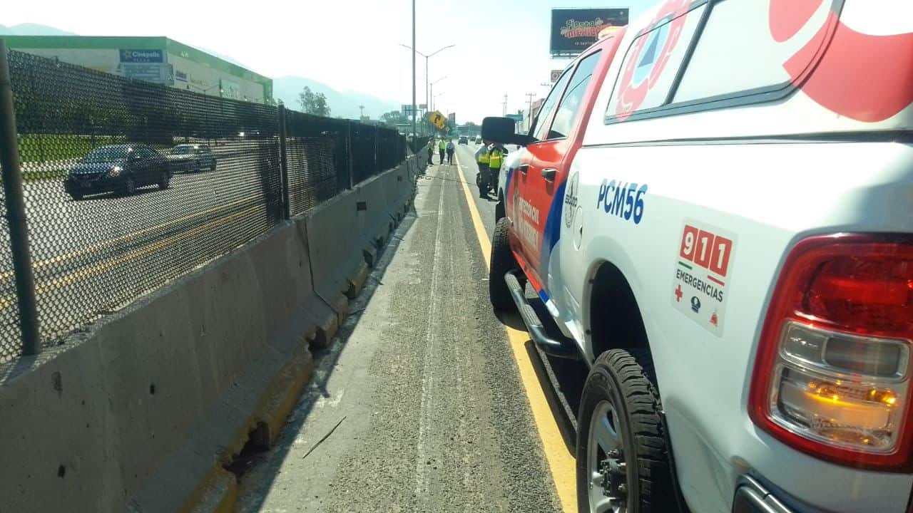 El choque entre una motocicleta y un vehículo, dejó a una persona lesionada, ayer por la mañana en la Carretera Nacional a la altura de la Estanzuela, al sur de Monterrey.